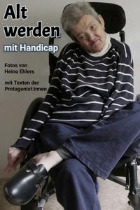 Sitzende Frau im höheren Lebensalter und nach Fehlbelastung der Wirbelsäule