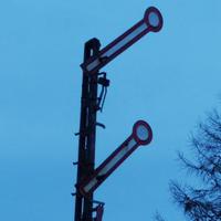 Signal der Bahn mit zwei Armen, die nach oben zeigen und somit auf freie Fahrt hinweisen