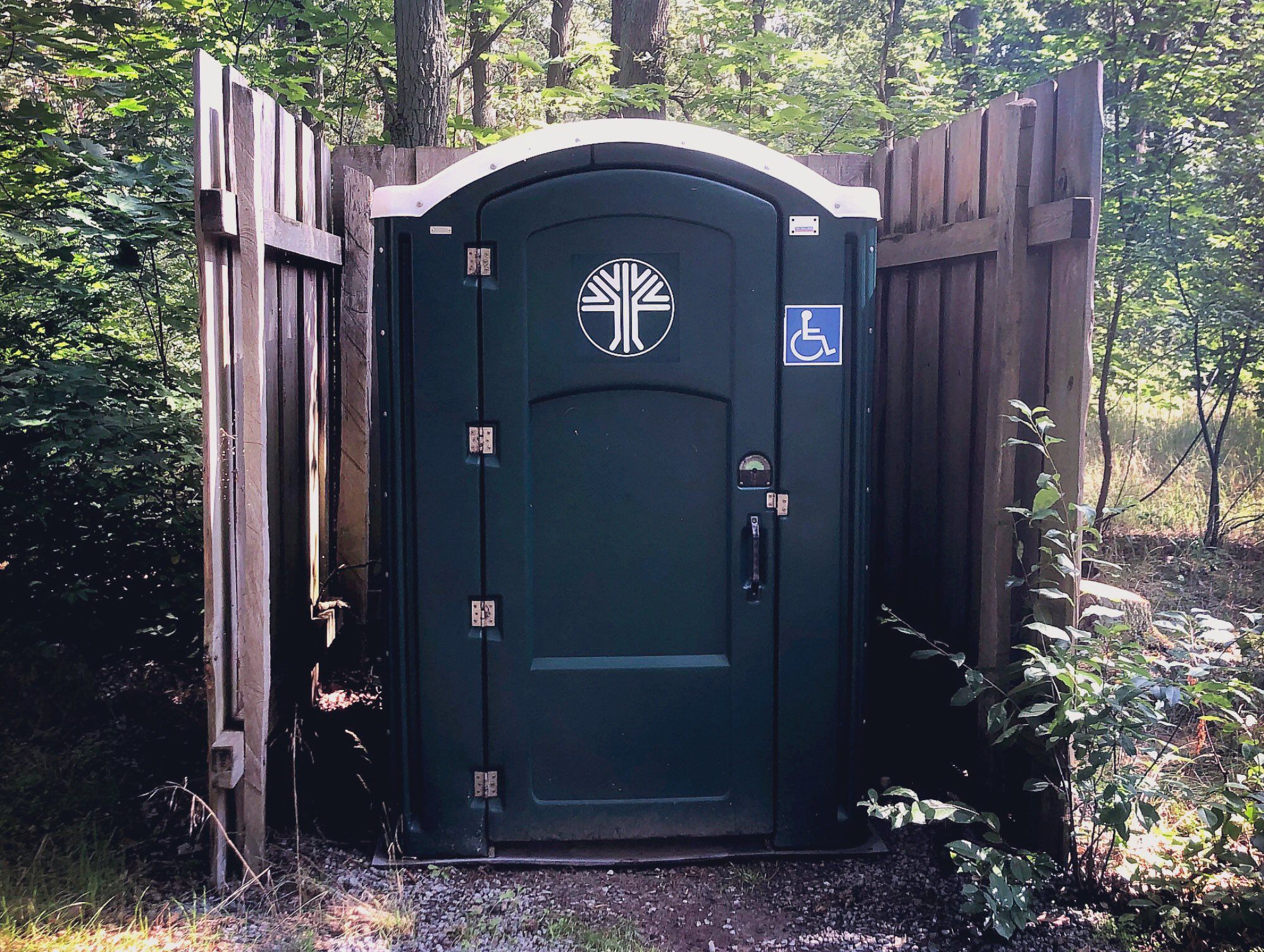 DIXI Klo auf Waldfriedhof in Brandenburg