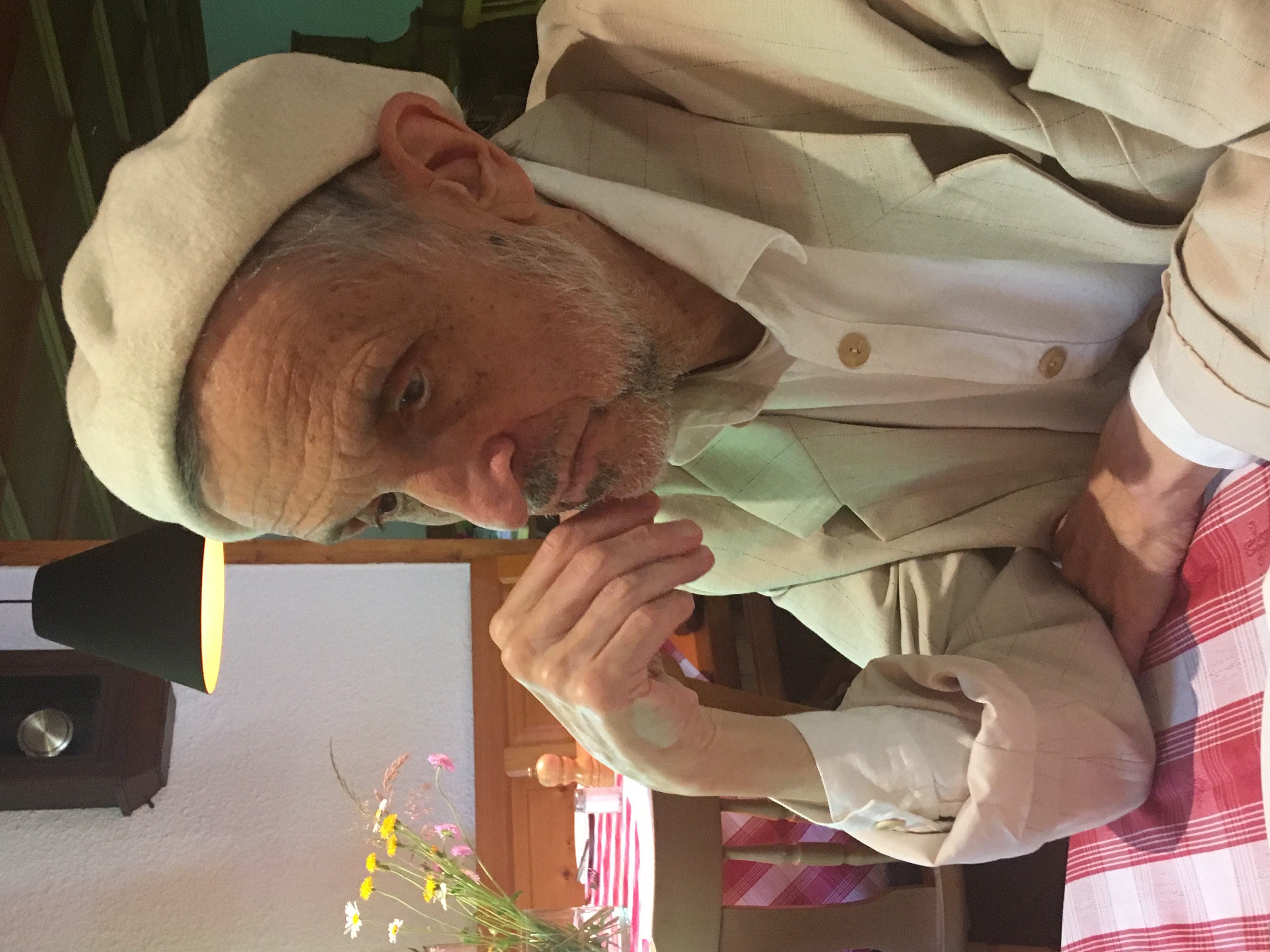 Hans-Willi Weis, weiß gekleidet 
