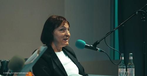 Sabine Lohner am Mikro bei Buchlesung am 6. Mai 2024 in Berlin