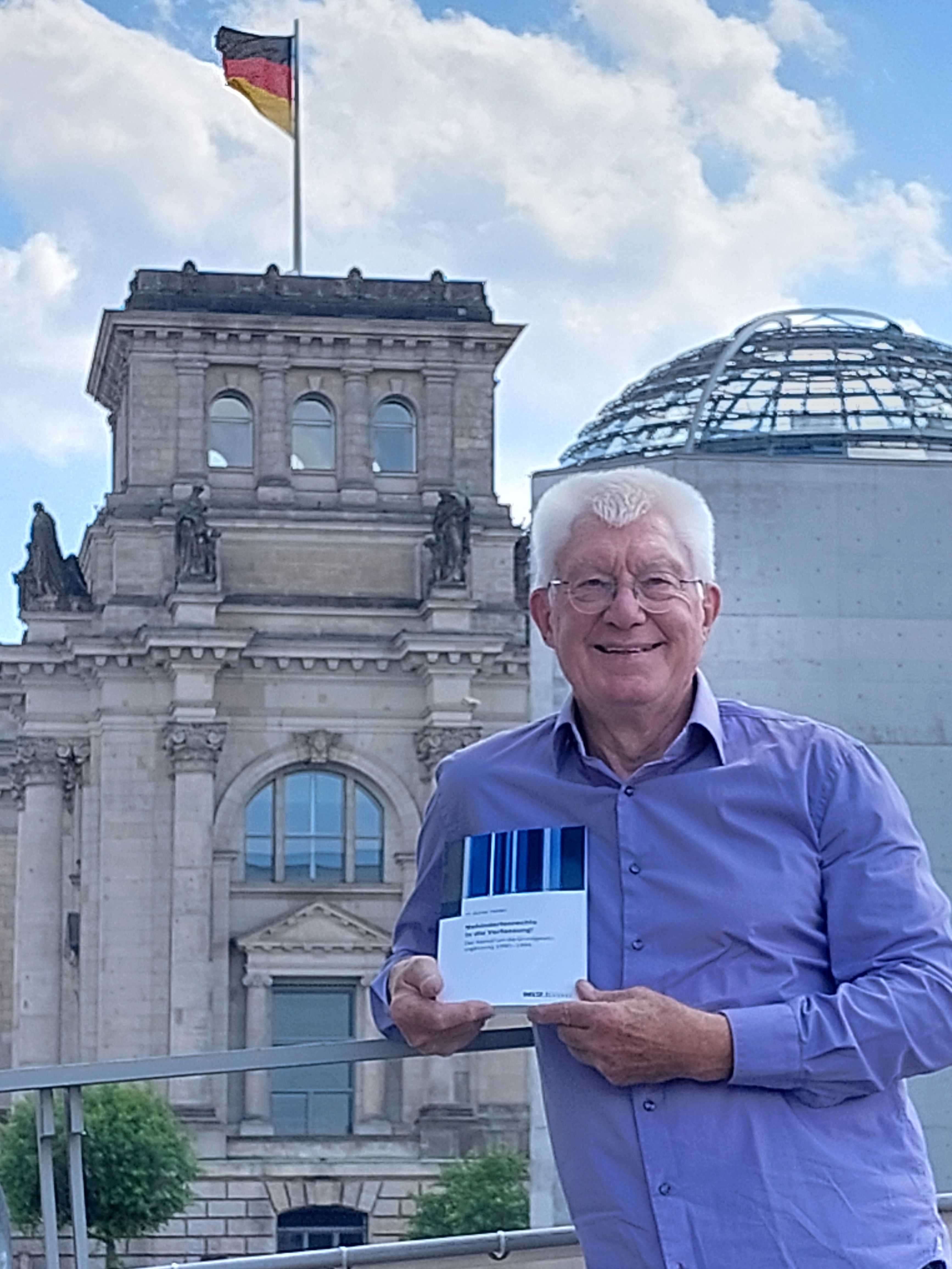 H.-Günter Heiden mit dem neuen Buch vor dem Reichstag