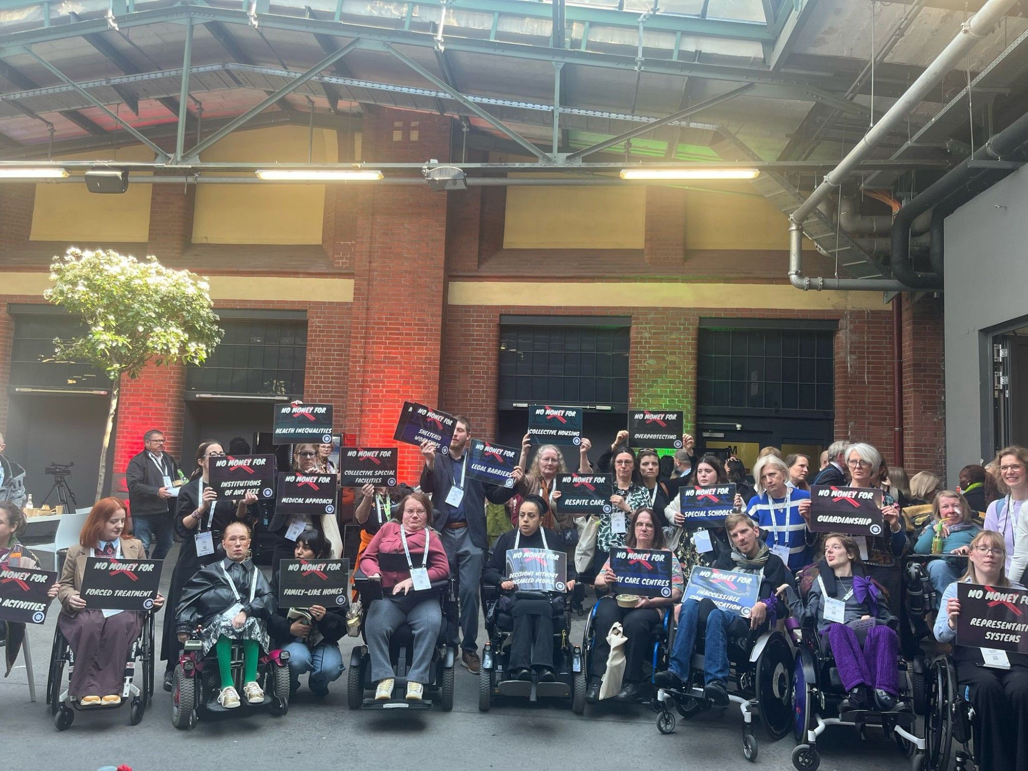 Protestaktion behinderter Menschen beim Global Disability Summit