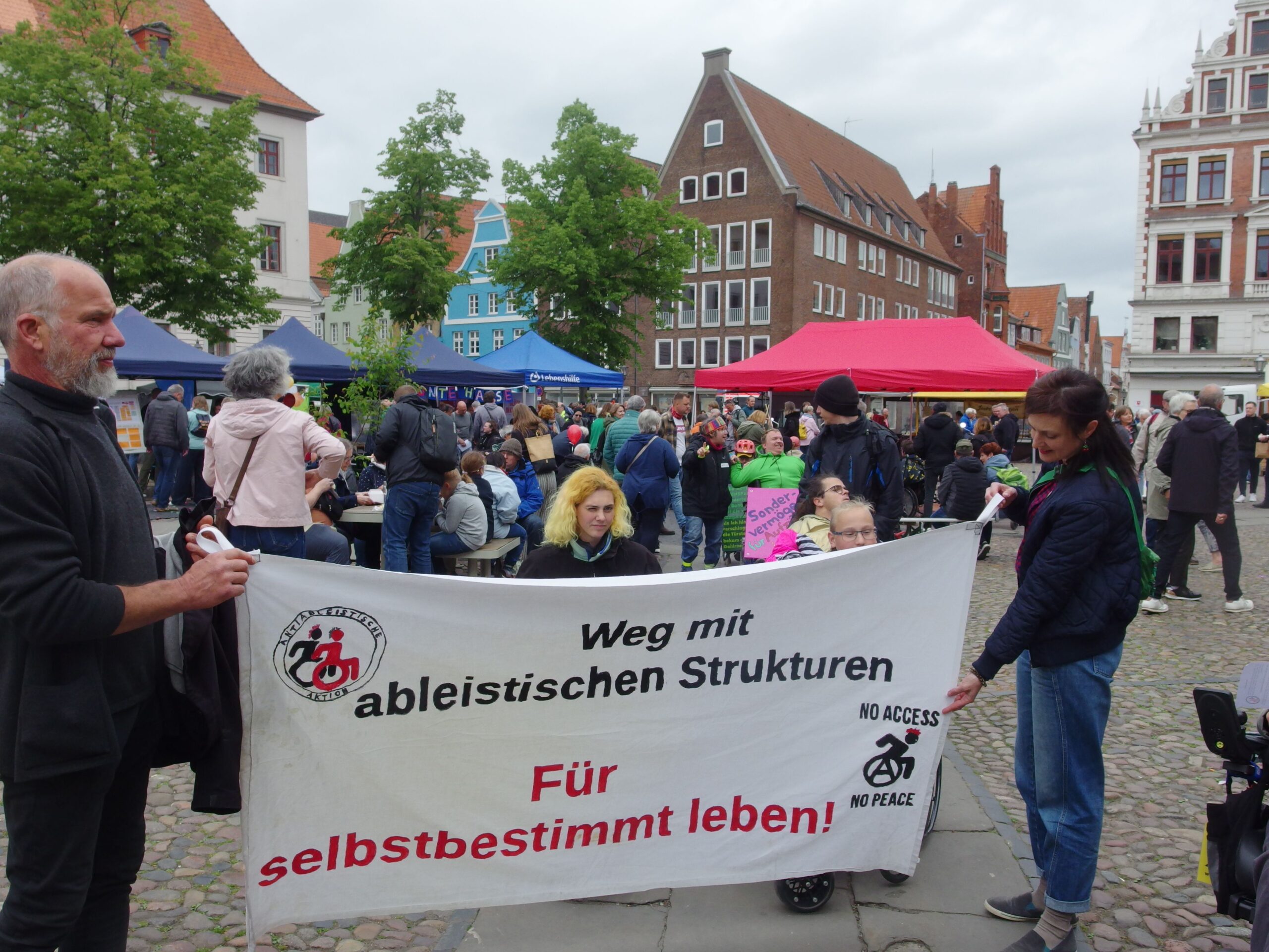 Akiton mit Transparent auf Lüneburger Marktplatz am 4. Mai 2025