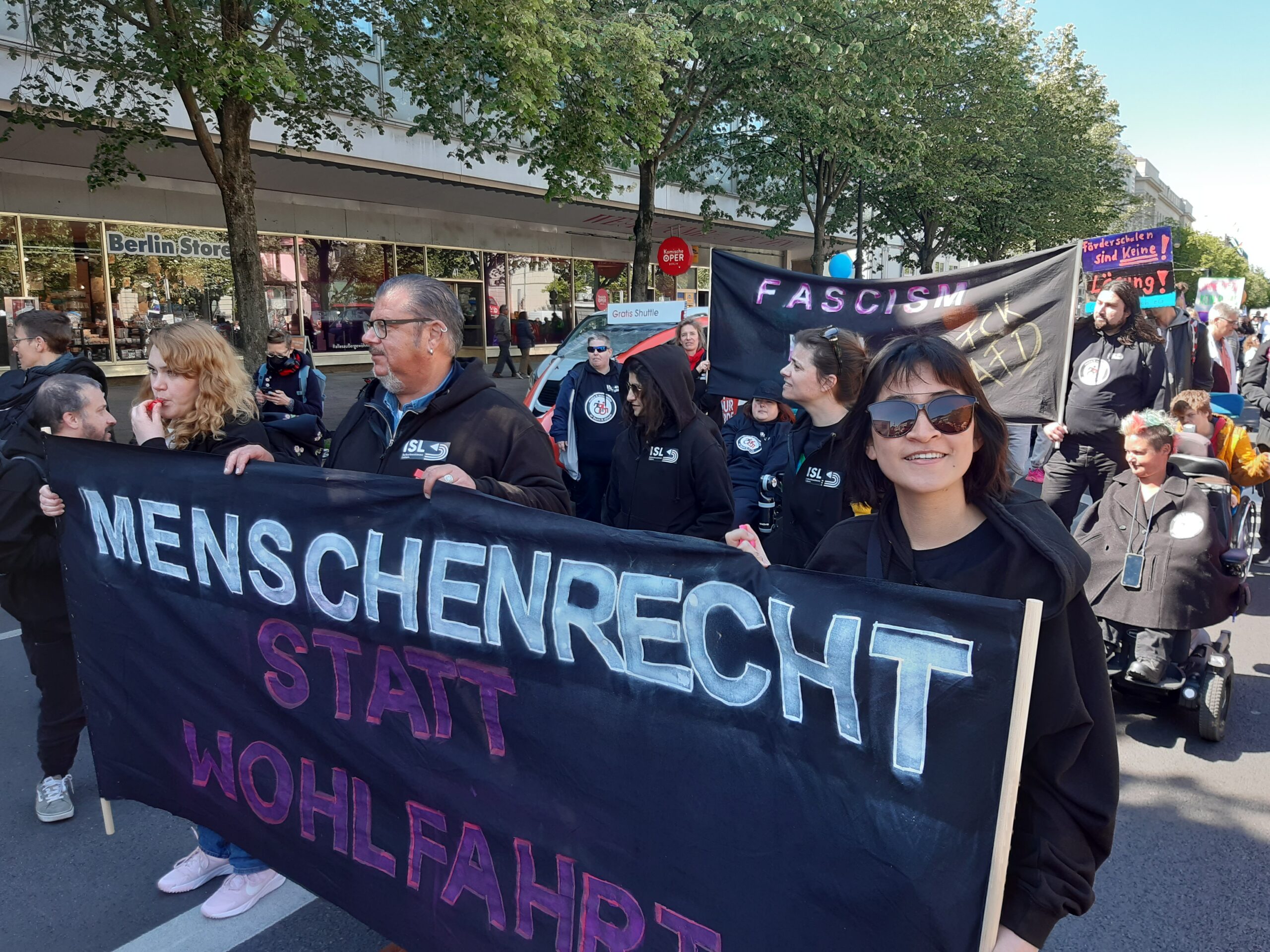 Transparent Menschenrecht statt Wohlfahrt bei Berliner Demo am 5. Mai 2025