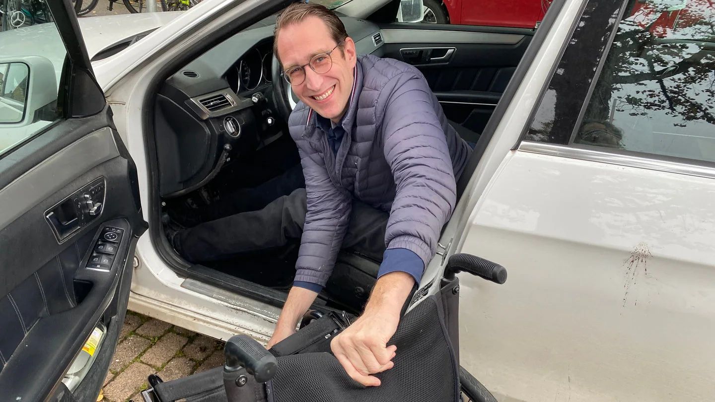Andreas Braun steigt mit Rollstuhl aus dem Auto aus