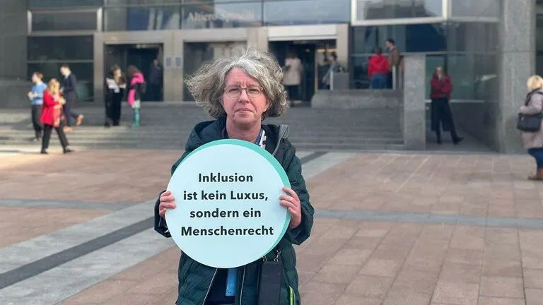 Katrin Langensiepen mit Schild: Inklusion ist kein Luxus, sondern ein Menschenrecht
