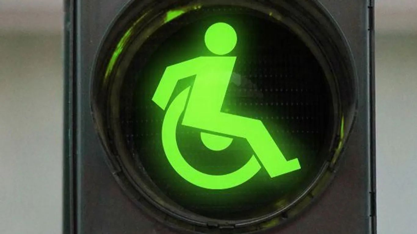 Ampel mit Symbol mit Rollstuhlnutzer*in