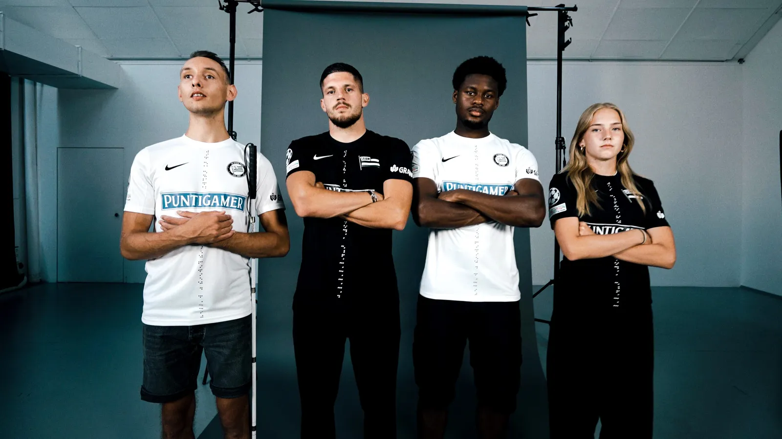 Verschiedene Personen mit neuen Trikots von Sturm Graz