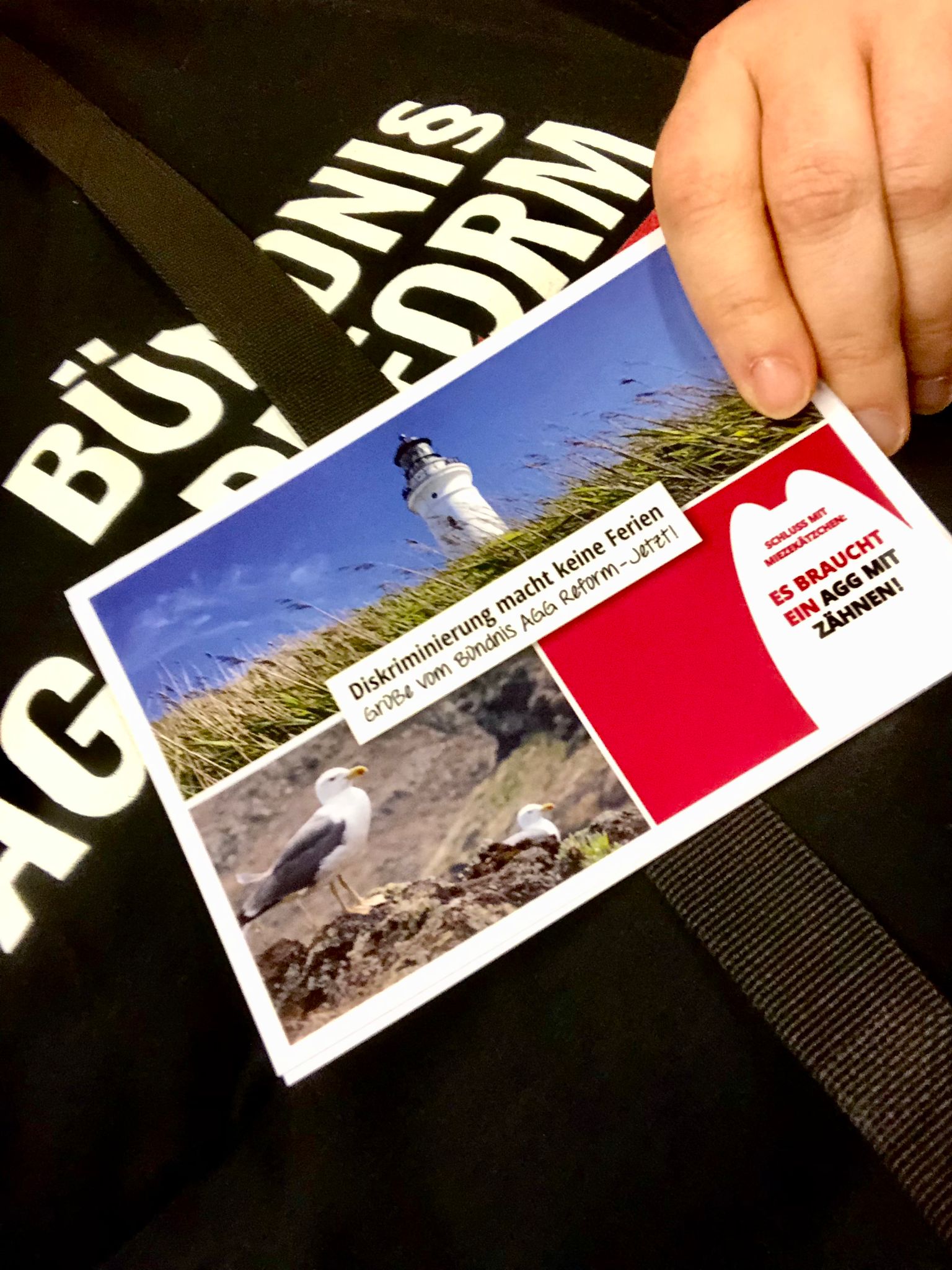 AGG T-Shirt mit Aufschrift: Diskriminierung macht keine Ferien