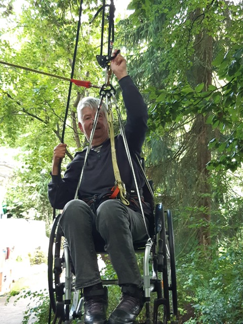 Sigrid Arnade bei der Kletteraktion mit dem Rollstuhl und Seilen
