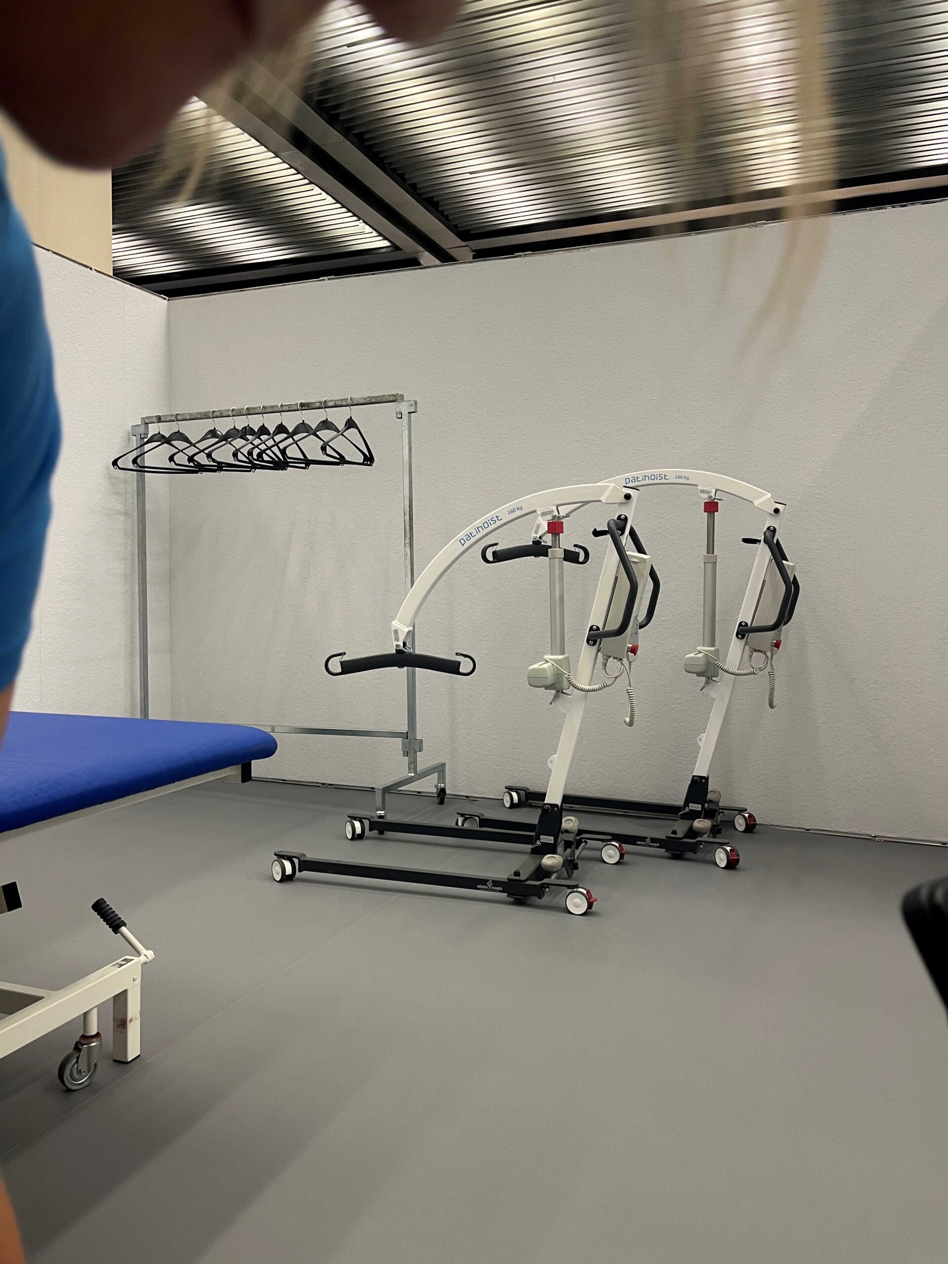 Lifter in der Toilette bei der REHACARE 2025