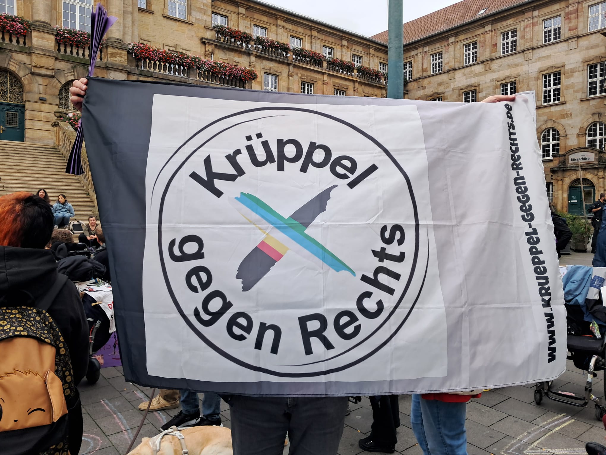 Flagge von Krüppel gegen Rechts wurde in Kassel am 27.9.2025 gezeigt