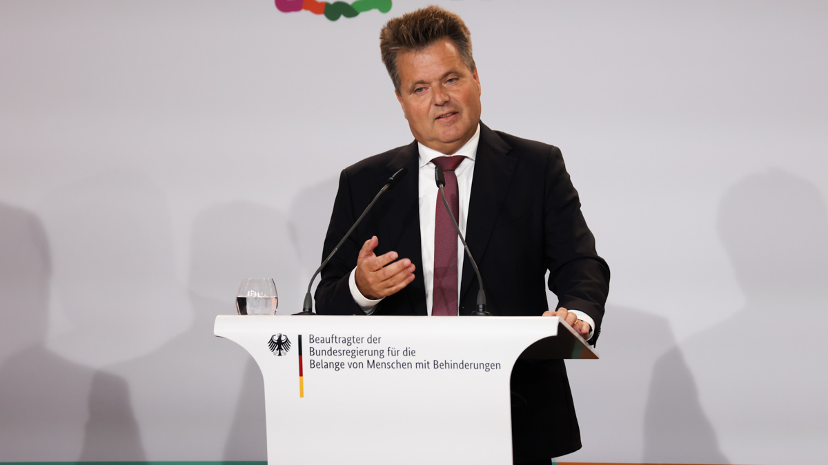 Jürgen Dusel am Rednerpult beim Jahresempfang 2025