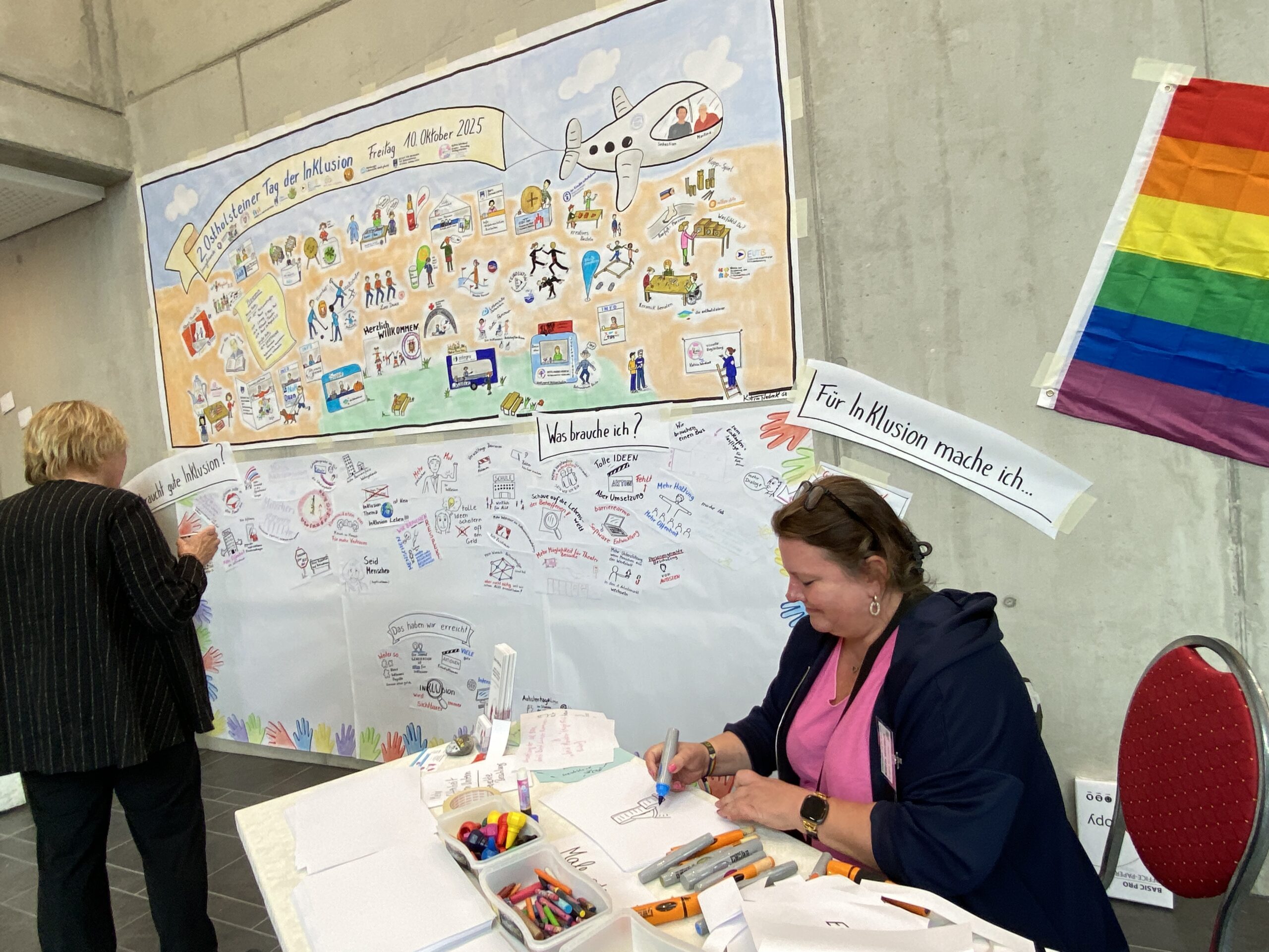 Wimmelbild vom 2. Ostholstein Tag der Inklusion am 10.10.25 mit Katrin Werbeck rechts