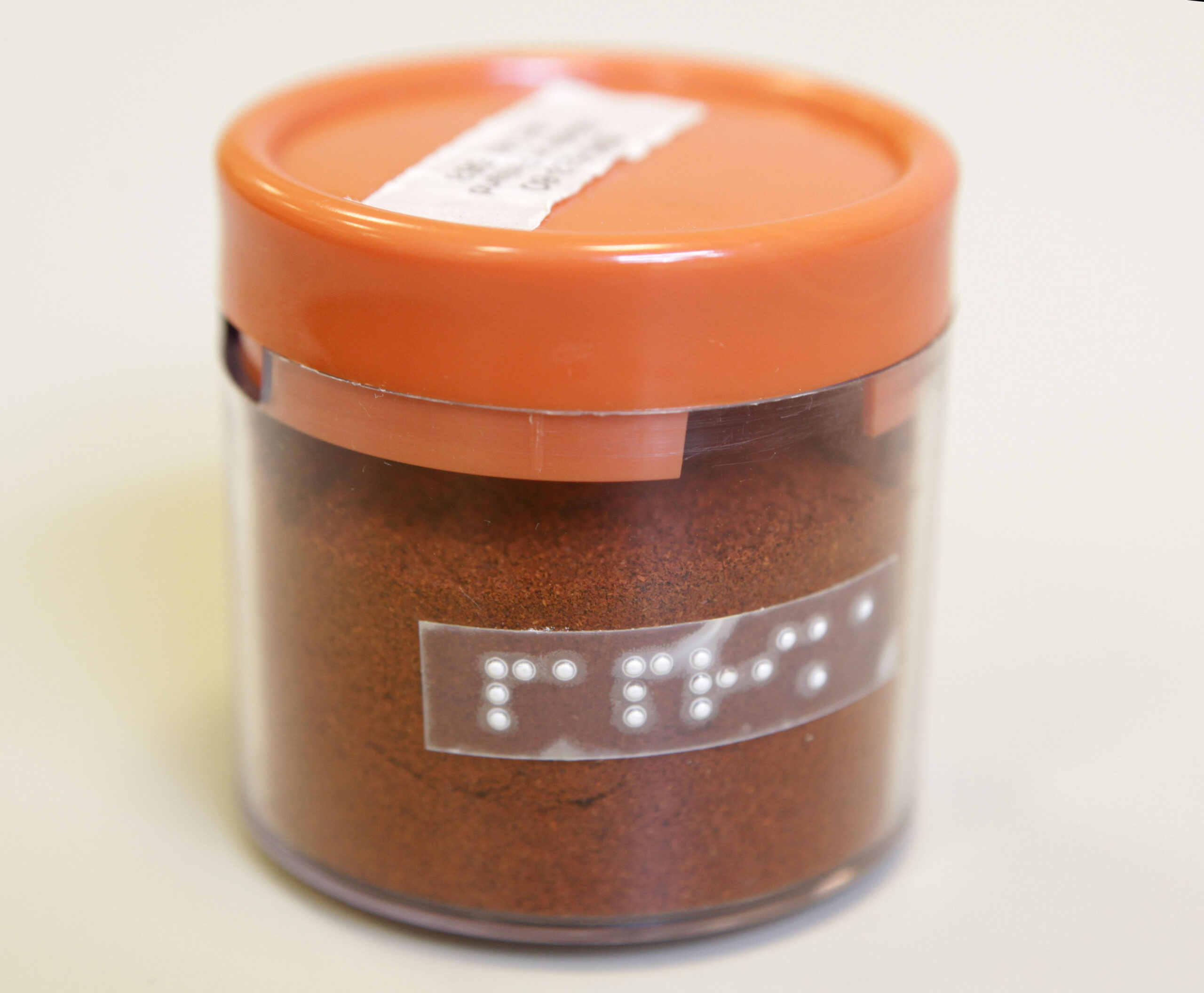Gewürzdose mit Brailleaufschrift Paprika