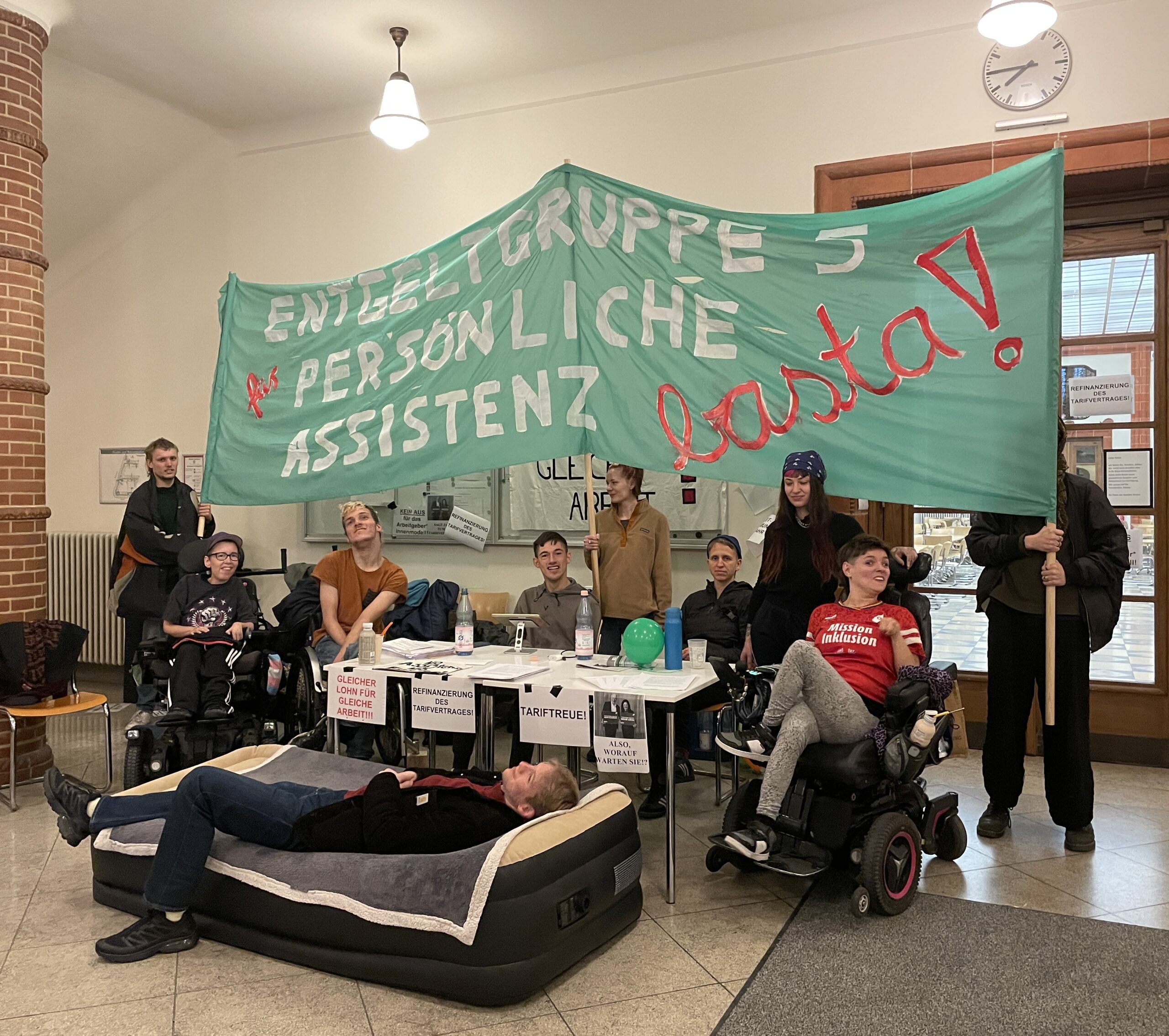 Bild von der Besetzung der Senatsverwaltung für Soziales in Berlin