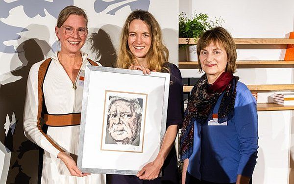 Preisträgerin Mareike Müller (mi.) mit Laudatorinnen Julia Klüssendorf (li.) und Ute Beutler (re.)