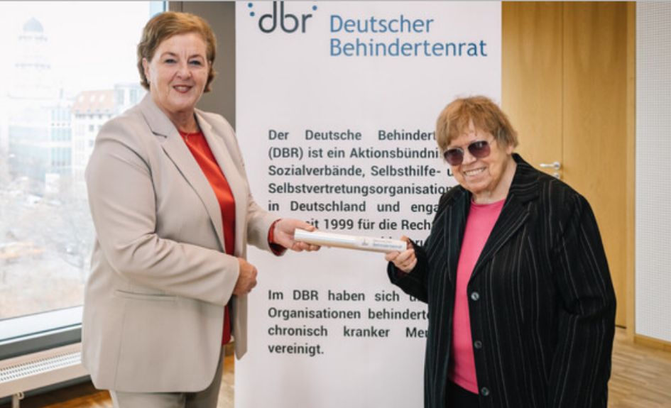 Hannelore Loskill übergibt Michaela Engelmeier den DBR-Staffelstab