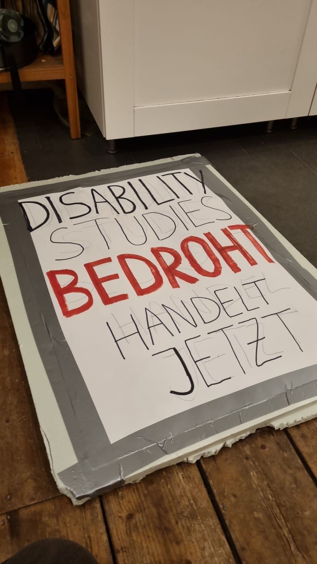 Plakat zum Protest gegen Streichung der Disability Studies Professur in Köln