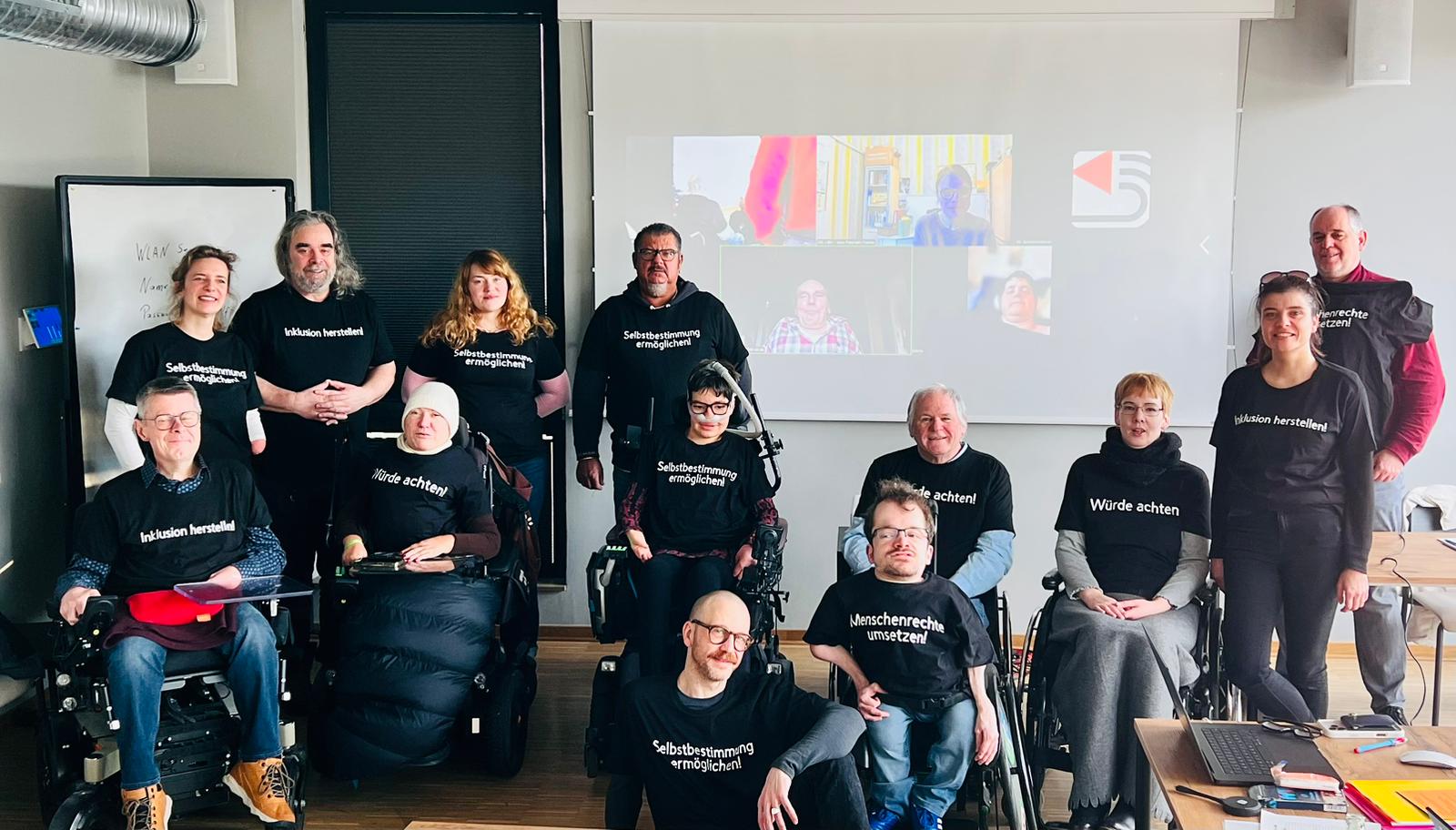 Gruppenbild mit Menschenrechts-T-Shirts von der ISL-Klausur 2026 in Bremen