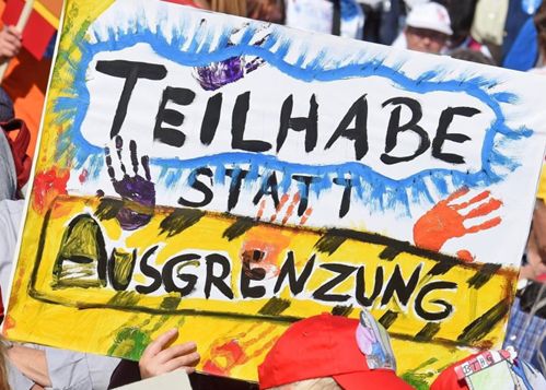 Buntes Plakat: Teilhabe statt Ausgrenzung