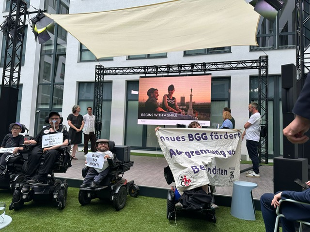Protest beim Tag der offenen Tür im Wirtschaftsministerium am 20.6.2026