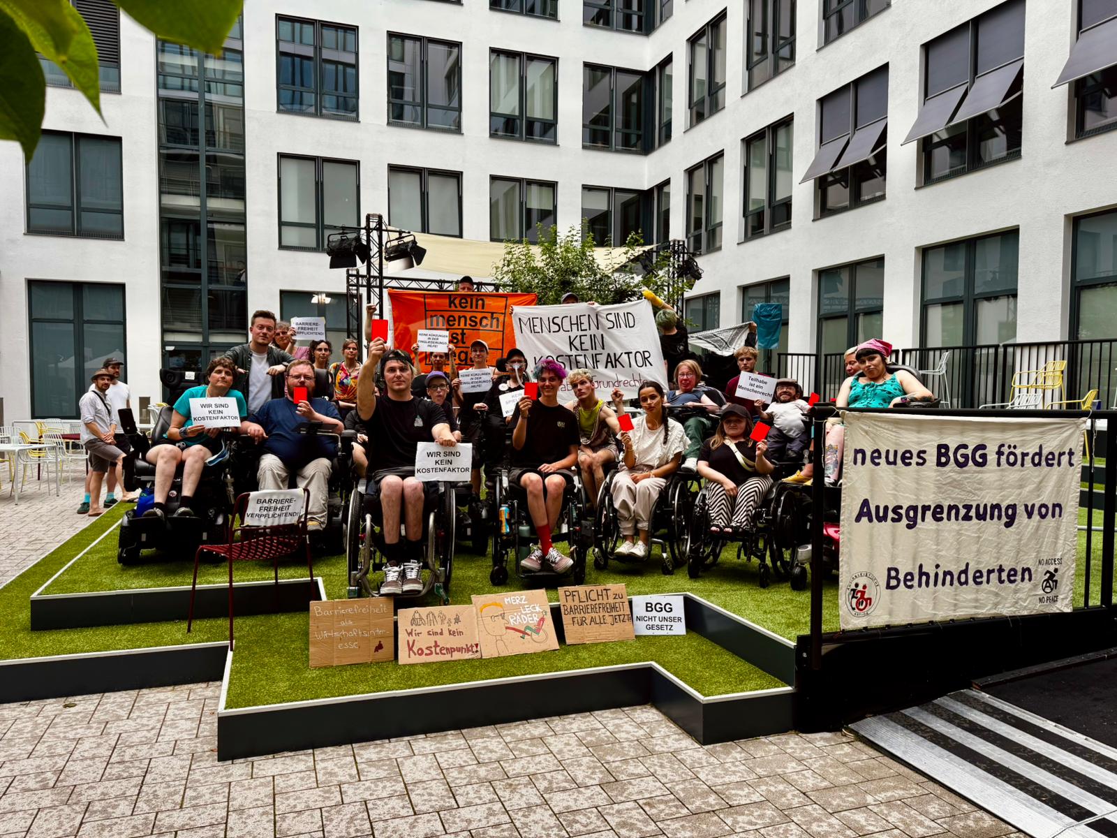 Bild von der Bühnenbesetzung im Wirtschaftsministerium am 21.6.2026
