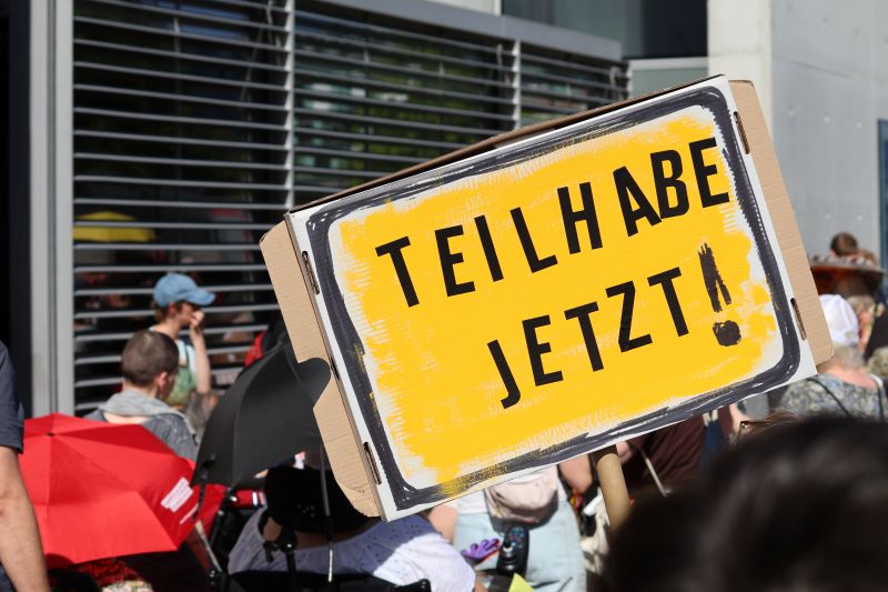 Schild vom Protest zur BGG-Anhörung Teilhabe Jetzt