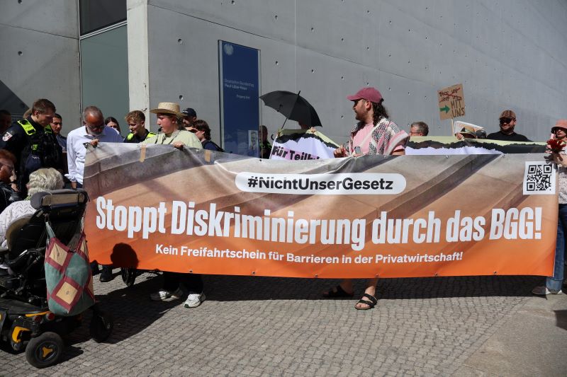 Protestbanner zur BGG-Anhörung