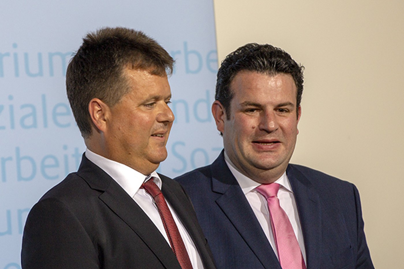 Portraitfotos von Jürgen Dusel (links) und Hubertus Heil (rechte)