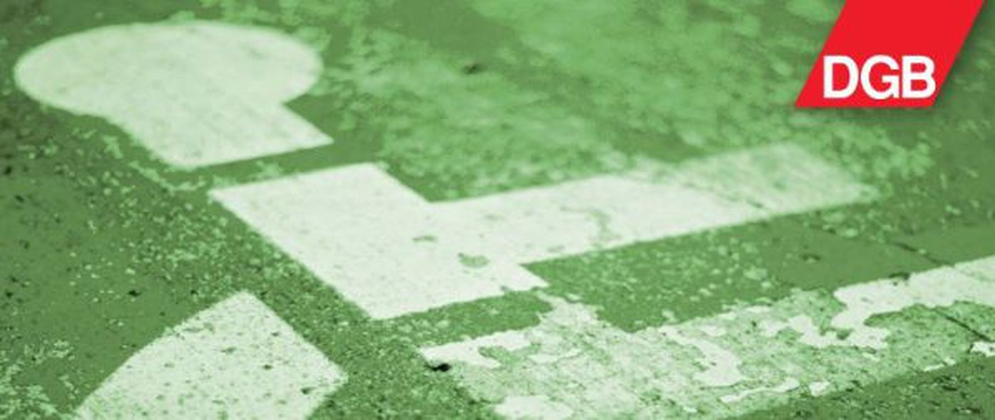 Rechts oben DGB-Logo, grüne Fläche mit einem Teil des Rollstuhlpiktogrammes