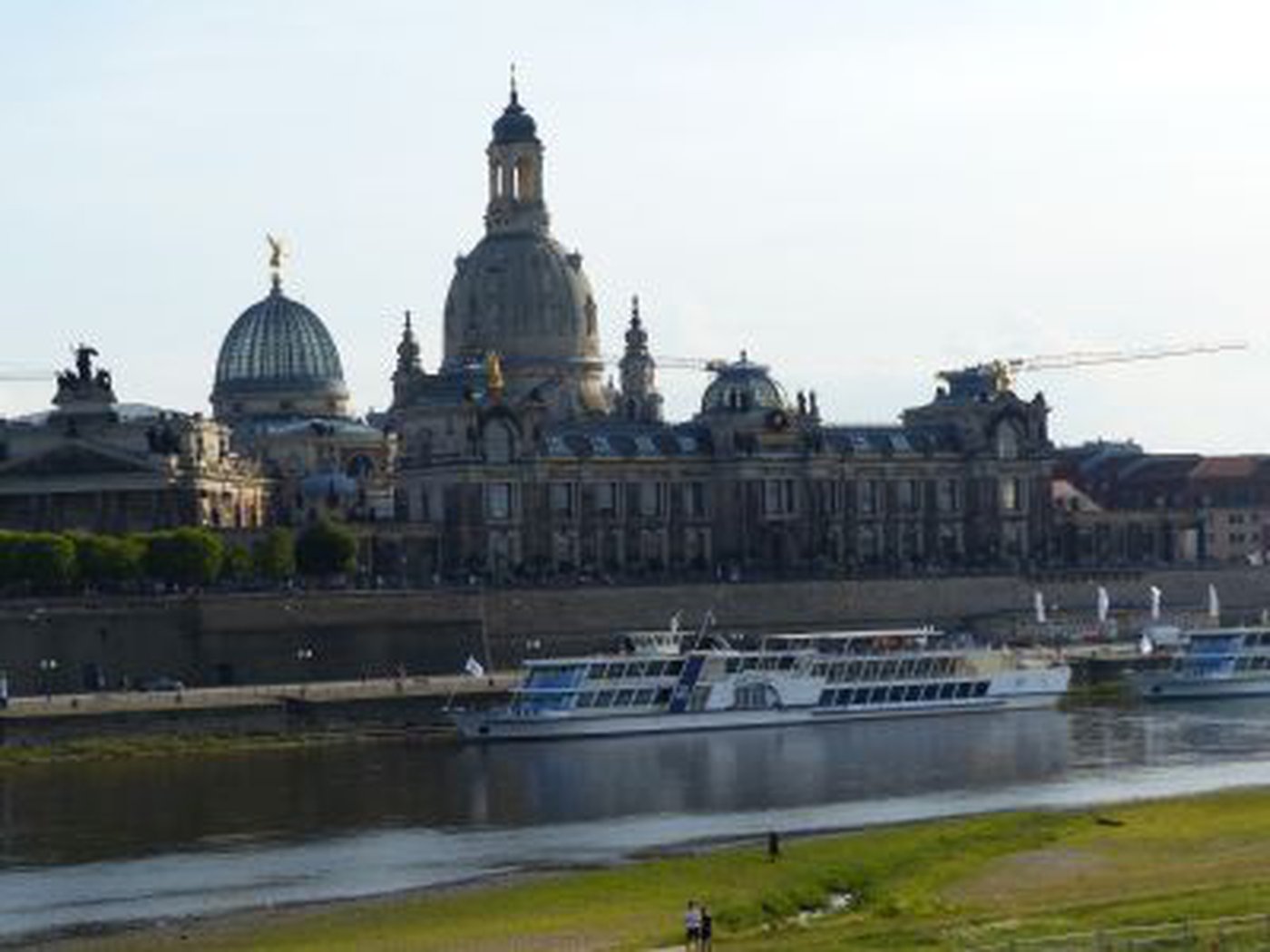 Blick auf das Elbufer mit Brühlscher Terrasse sowie der Frauenkirche im Hintergrund