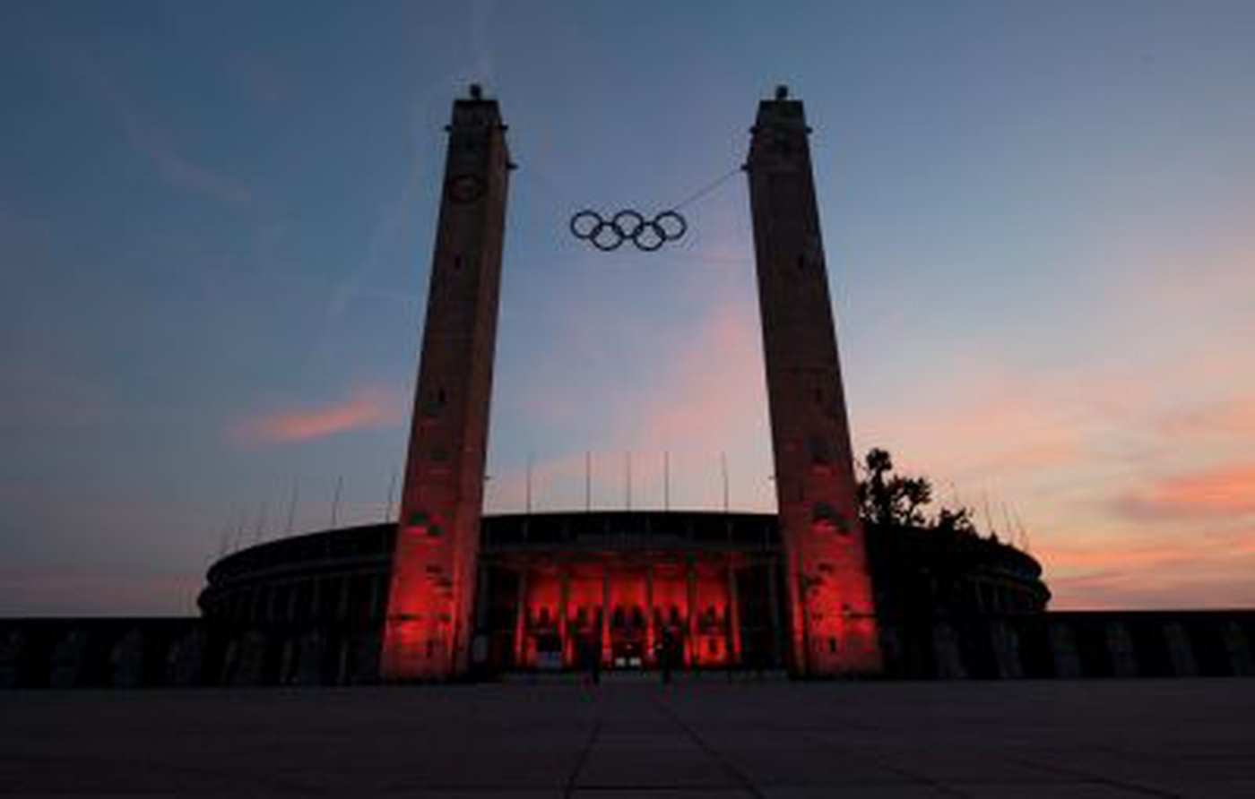 Türme desOlympiastadions in Berlin mit den olympischen Ringen in der Mitte in abendlicher Beleuchtung