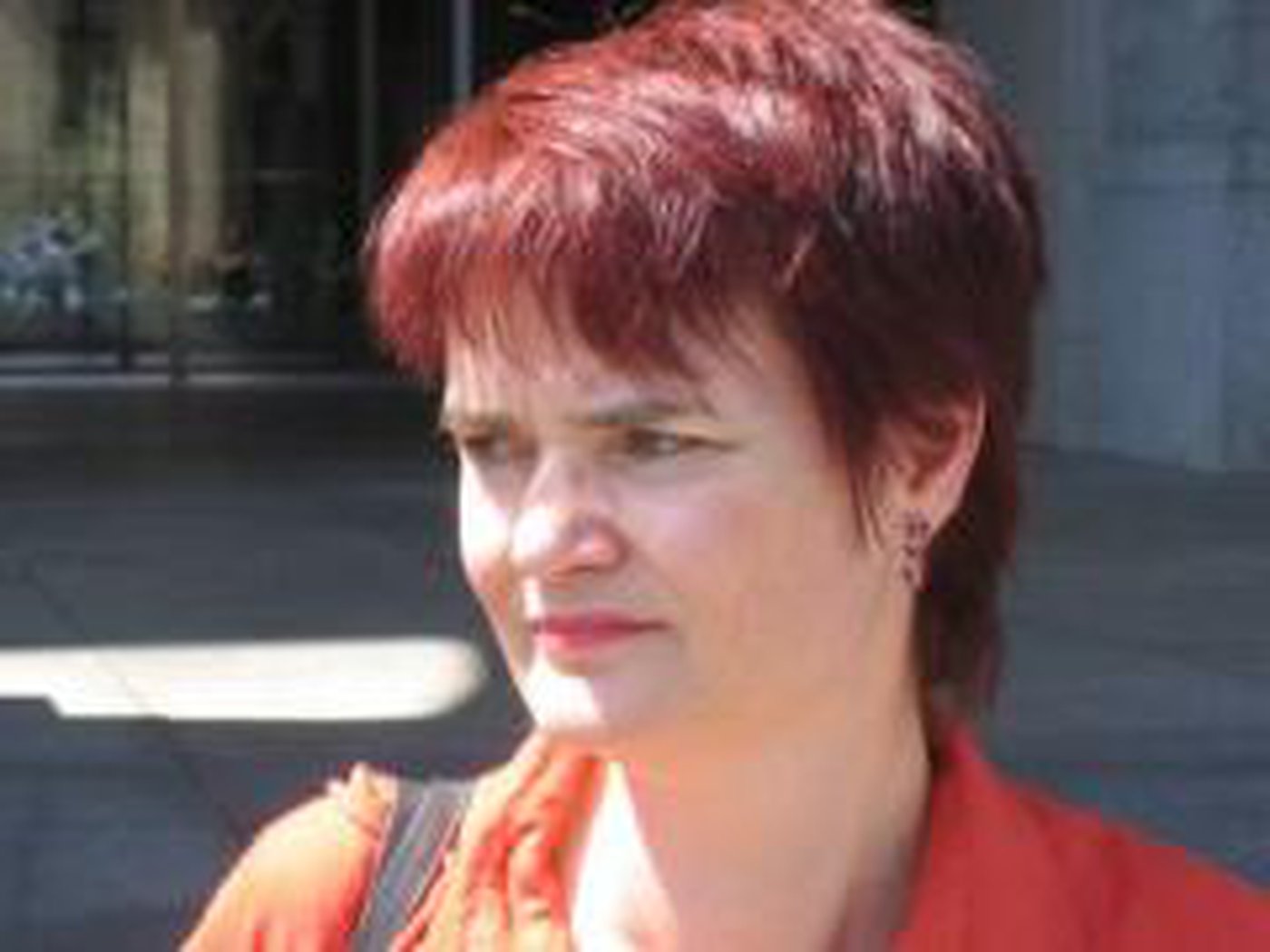 Foto zeigt Barbara Vieweg vor dem Reichstag