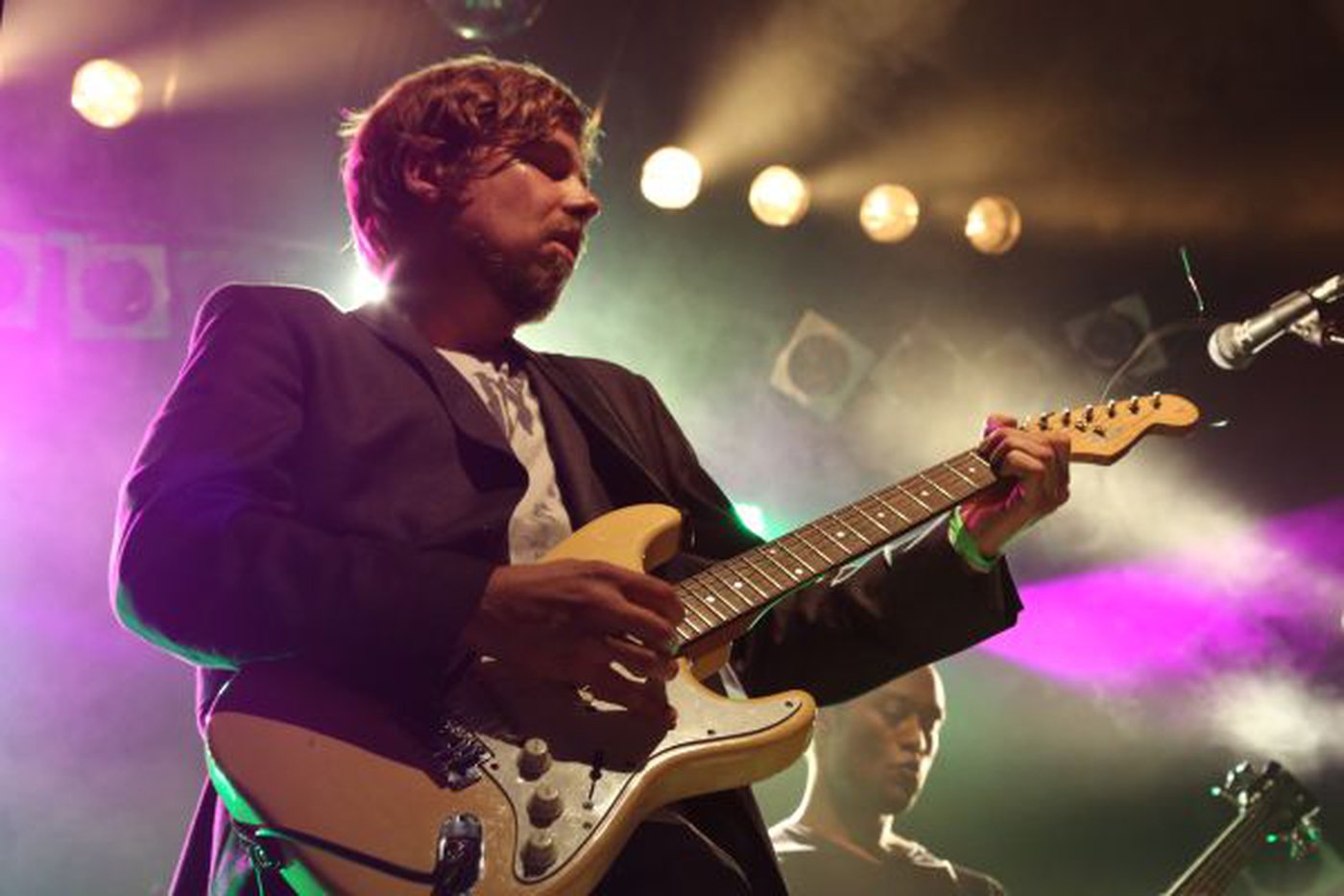 Mischa Gohlke mit Gitarre im Rampenlicht