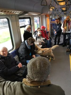 Andrea Eberl im Zug mit der Reisegruppe Niemand