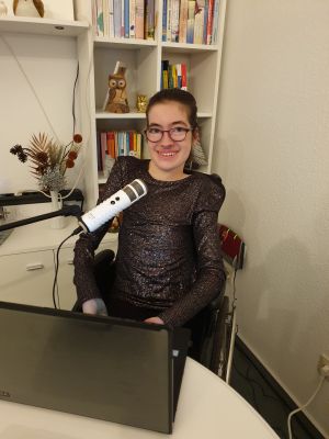 Laura Mench am Schreibtisch