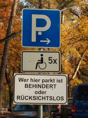 Parkschild Behindertenparkplatz: Wer hier partk ist Behindert oder Rücksichtslos