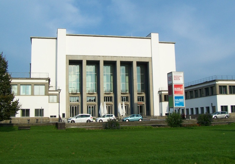 Aussenannsicht des Deutschen Hygienemuseums Dresden mit seiner Säulenfront von der Parkseite her