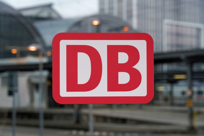 Dekoration - DB-Logo - weißer Untergrund, rote Buchstaben DB und roter Randin einem Wartebereich