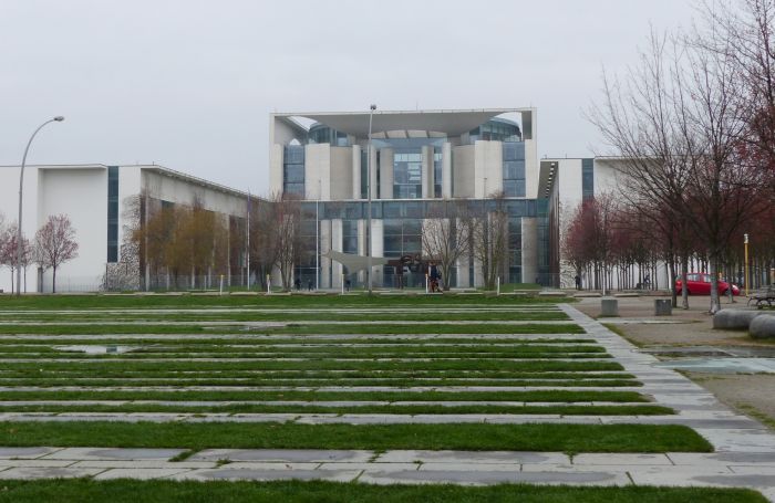 Das Foto zeigt einen Blick auf das Bundeskanzleramt