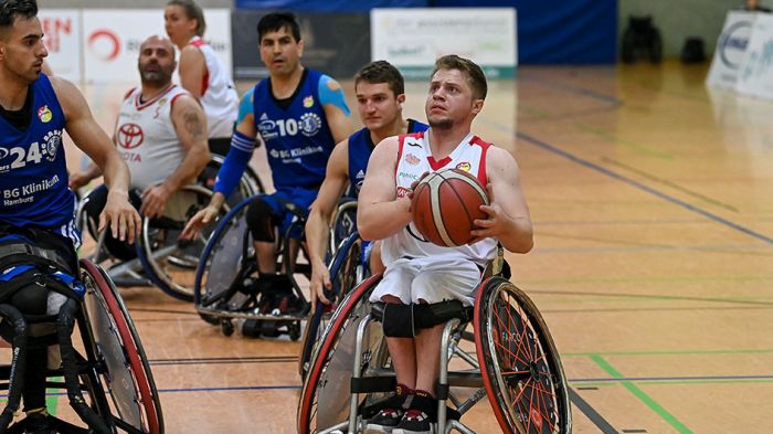 Sportler beim Rollstuhlbasketball