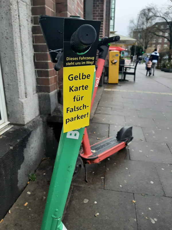 Gelbe Karte für nicht verkehrssicher abgestellt E-Roller - Gelbe Karte für Falschparker