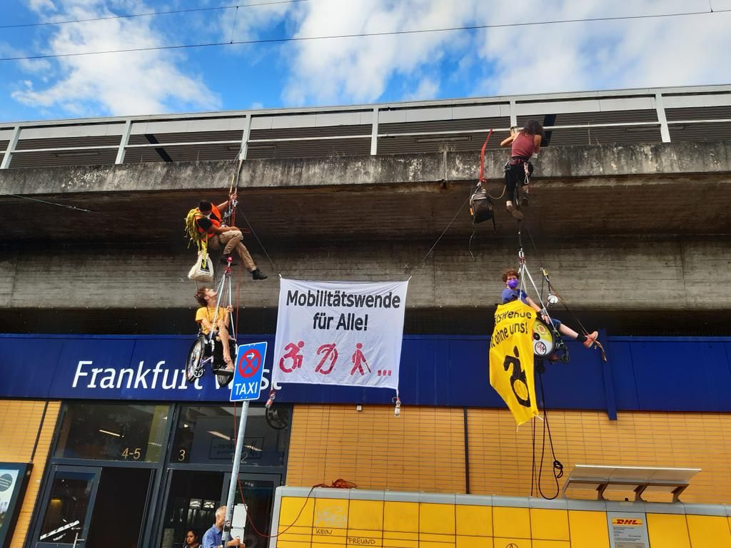 Abseilaktion von Rollstuhlnutzer*innen am Bahnhof Frankfurt West