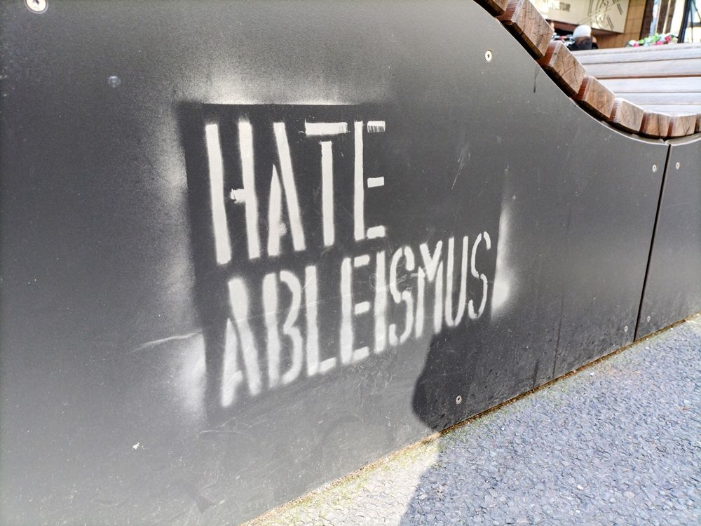 Parkhausaufschrift Hate Ableismus