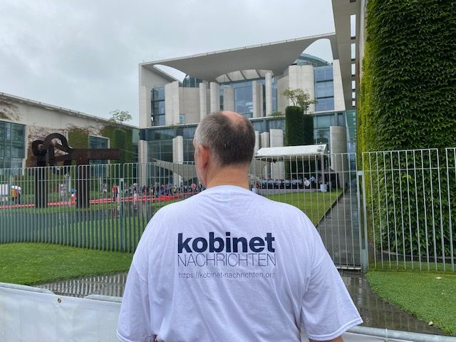 Person mit kobinet-T-Shirt blickt auf Kanzleram