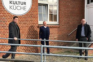 Finanzsenator Dr. Andreas Dressel, Prof. Hanns-Stephan Haas und Bezirksamtsleiter Michael Werner-Boelz bei Vorort-Termin
