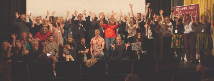 Gruppenbild des gesamten Ensembles auf der Bühne