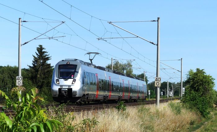 Ein Regionalzug auf Schienen unterwegs